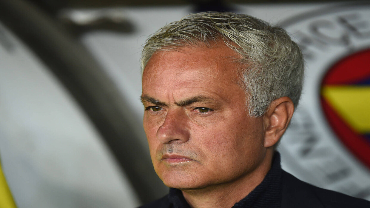 Mourinho surprises a fan who chased the team bus (Video)